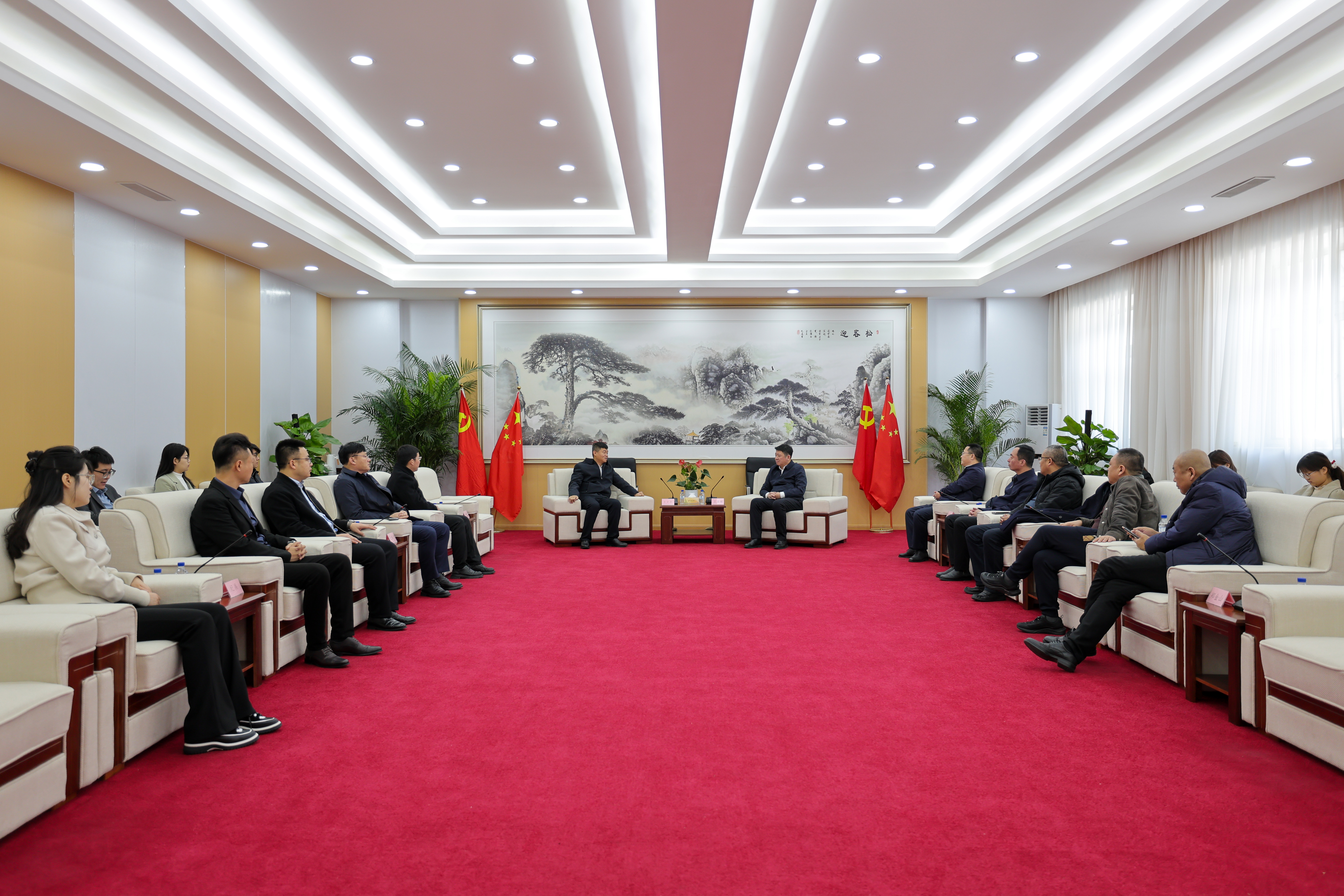 王文亮與依蘭縣委副書(shū)記、縣長(zhǎng)王彥輝會(huì)談，依蘭縣政協(xié)主席杜建國(guó)，集團(tuán)總經(jīng)理蘇德庫(kù)參加會(huì)談